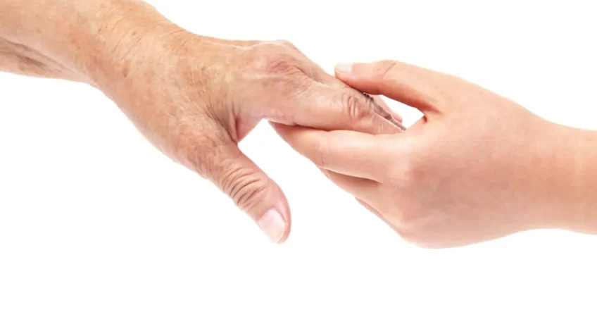 hand einen älteren Menschens und die Hand eines jüngeren Menschens